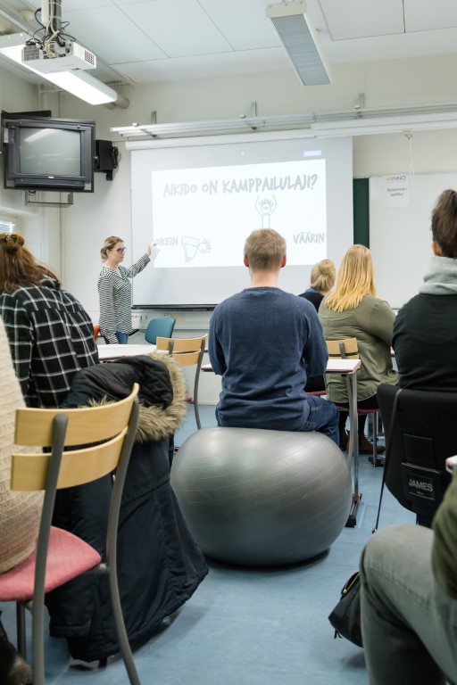 Pomppupallon päällä opiskelua